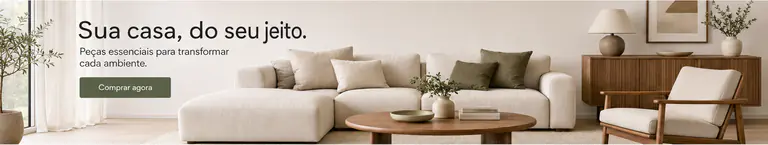 Sala minimalista em tons claros com sofá, mesa de madeira e poltrona